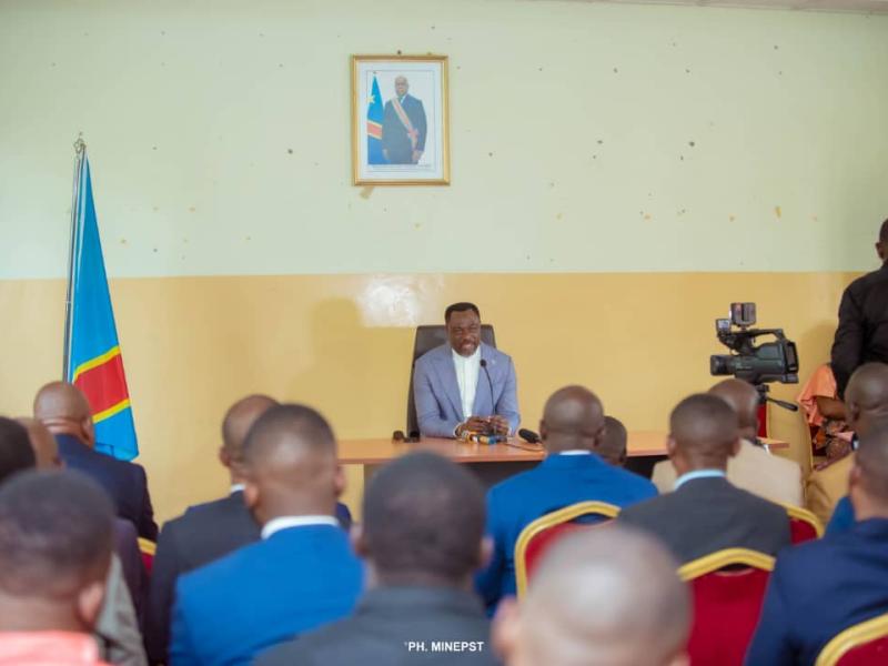 Le ministre de l'EPST Tony Mwaba échange avec les gestionnaires des écoles conventionnées et d'autres responsables de son secteur dont les coordinateurs nationaux