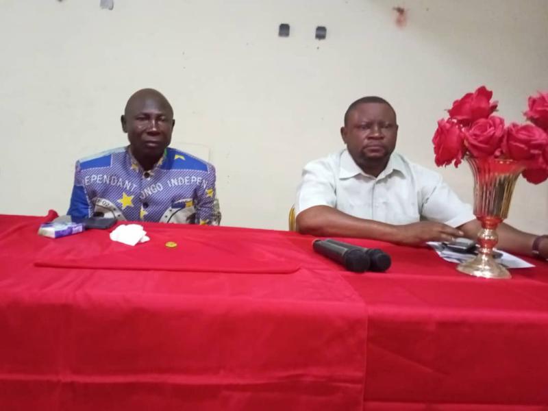 Le commissaire provincial de la PNC Kasaï et le Président de l'UNPC Kasaï pendant la cérémonie d'échange des vœux entre les éléments de la Police et la corporation journalistique