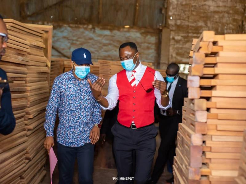 Le ministre Tony Mwaba en visite dans un des ateliers de fabrication de 60.000 bancs.