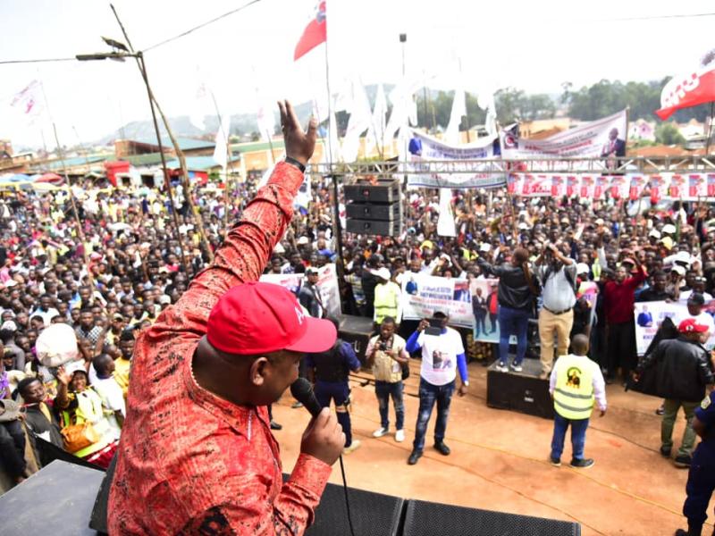 Aimé Boji Sangara devant la population de Panzi, à Bukavu