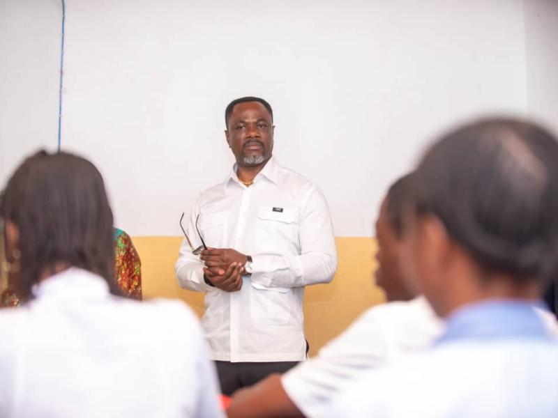 Le ministre assiste au déroulement d'un cours dispensé dans une école à Boma