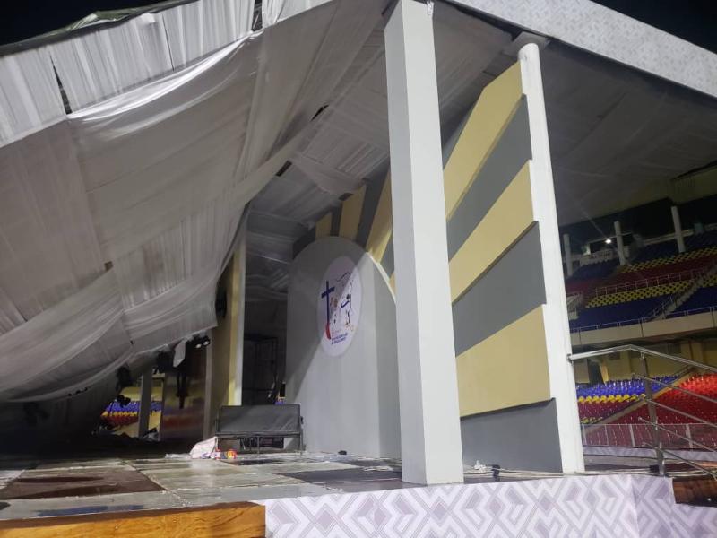 Le podium papal érigé au stade des martyrs touché par un vent violent