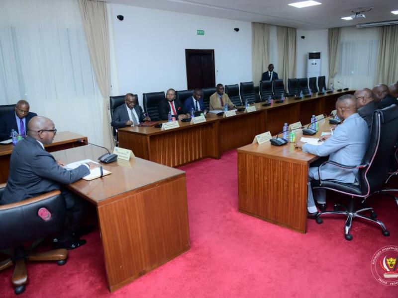 Le Premier ministre, Sama Lukonde et quelles membres du gouvernement en réunion
