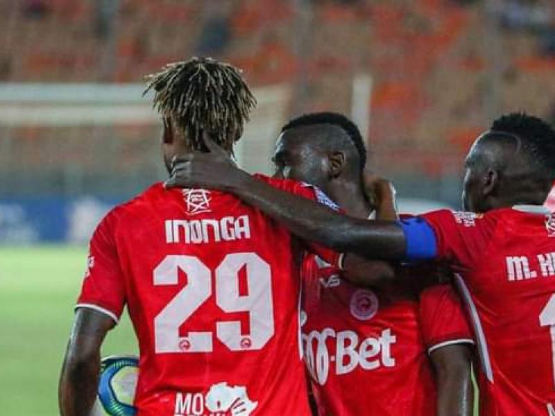 Henock Inonga en pleine célébration d'un but avec ses coéquipiers de Simba SC. [Photo d'illustration]