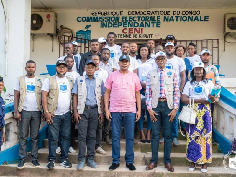 Le Président de la CENI, Denis Kadima et les agents de la centrale électorale à Kikwit