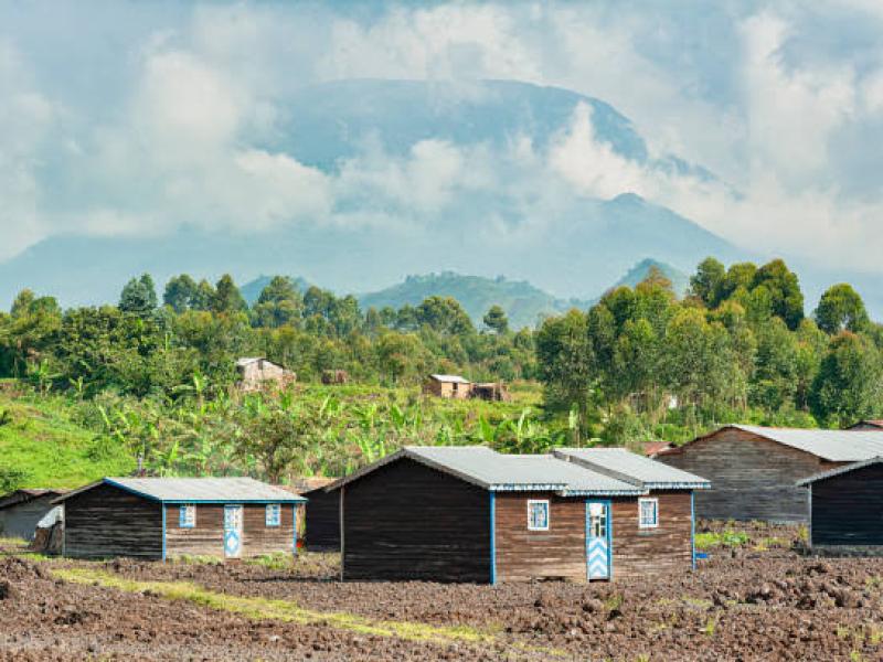 Des maisons nouvellement construites dans la coulée de lave du volcan Nyiragongo au Nord-Kivu [ photo d'illustration]