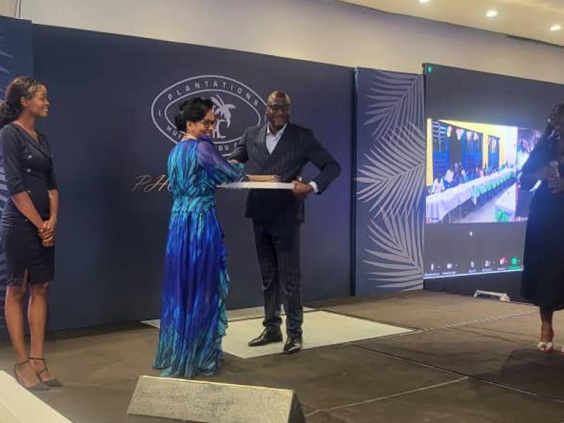 Un des lauréats reçoit de Monique Gieskes, DG de la société Plantations et Huileries du Congo (PHC) son prix
