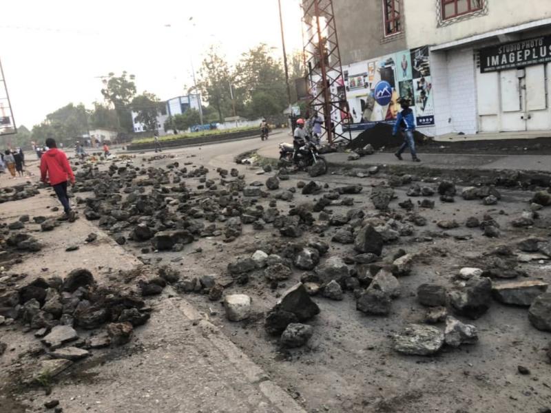 Les manifestants jettent des pierres sur les principales routes de la ville de Goma
