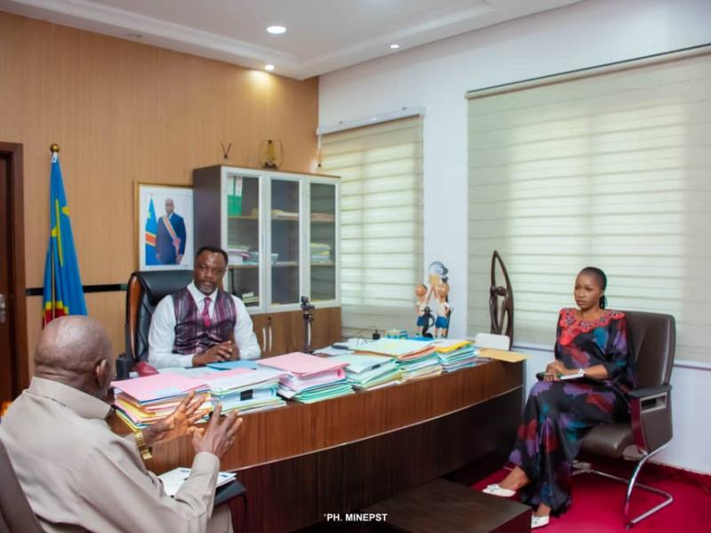 Le ministre de l'EPST, Tony Mwaba au cours d'une séance d'évaluation annuelle des performances des directeurs, inspecteurs et conseillers du cabinet de son ministère
