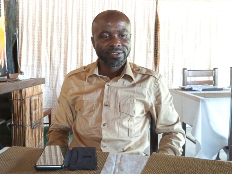 Maître Benjamin Muzeka Wanzi devant la presse