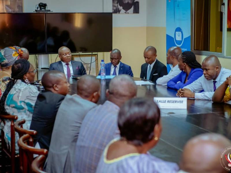 Le collectif des députés provinciaux de la RDC et le Directeur de cabinet du Premier ministre au cours d'une réunion à la Primature, lundi 06 février