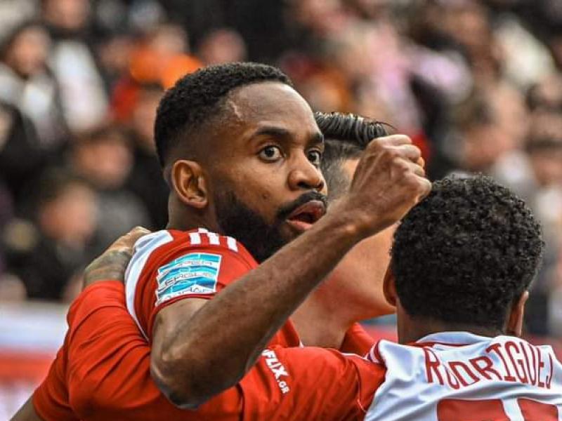 Cédric Bakambu en pleine célébration d'un but avec ses coéquipiers de l'Olympiakos.