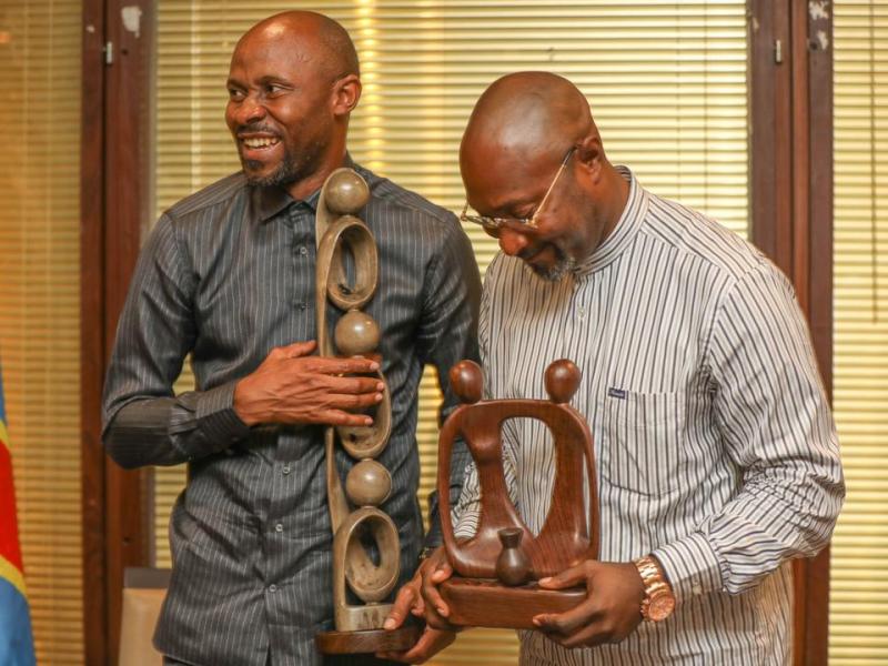 Patrick Muyaya et Jésus-Noël Sheke reçoivent leurs prix. Une récompense de la presse kinoise.