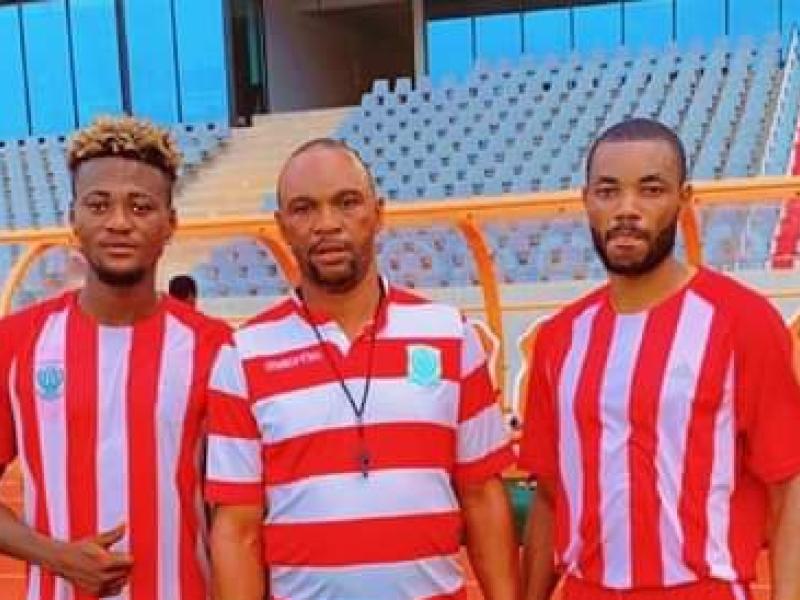 Un membre du staff technique et deux joueurs du DCMP, au stade de Yamoussoukro.