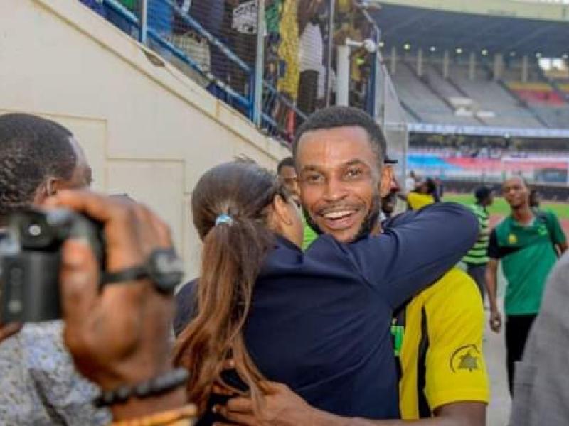 La présidente de coordination de VClub, Bestine Kazadi en accolade fraternelle avec le milieu de terrain vclubien, Peter Mutumosi. [Photo d'illustration]