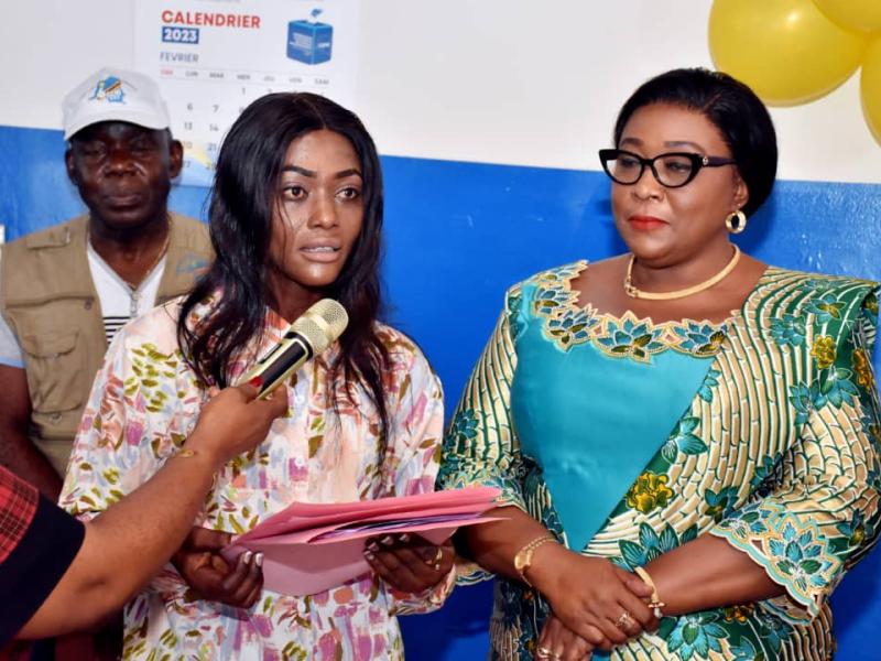 Mdme Rachel Mukasa remercie la CENI après le prix d'honneur lui décerné