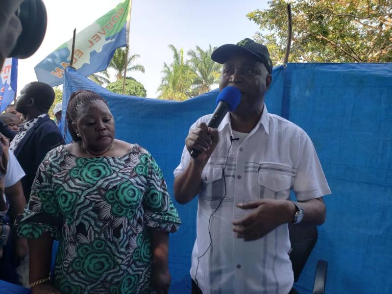 Adolphe Muzito en plein meeting à Kolokoso dans la province de Kwango