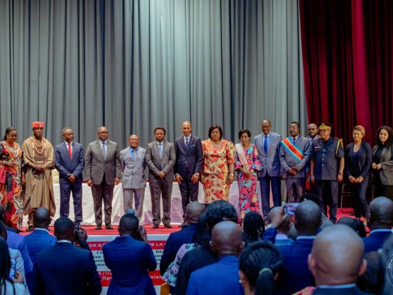 Le Premier Ministre, Sama Lukonde et quelques membres du gouvernement au Palais du peuple lors de la cérémonie de marquant l'entrée en vigueur de la loi portant protection et promotion des droits des peuples Autochtones