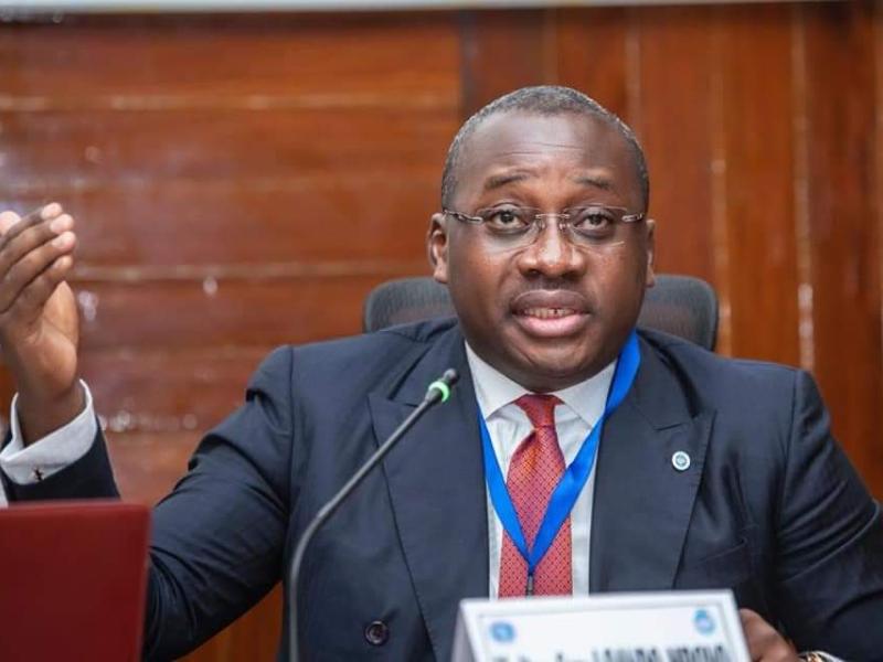Le MinÉtat du l'aménagement du territoire, Me Guy Loando Mboyo, devant les écoliers de CHESD.