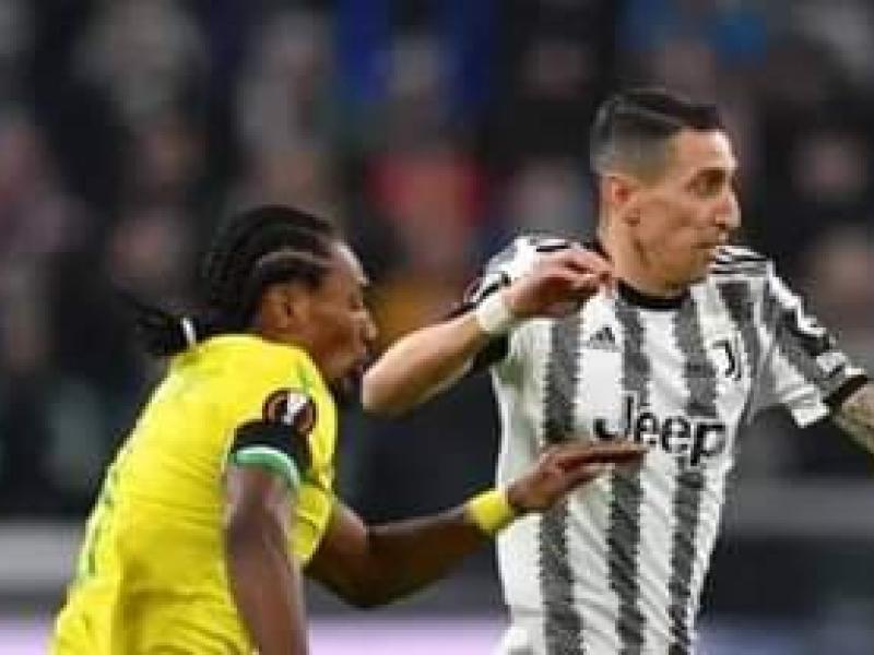 Samuel Mouttoussamy en duel avec Angel Di Maria.