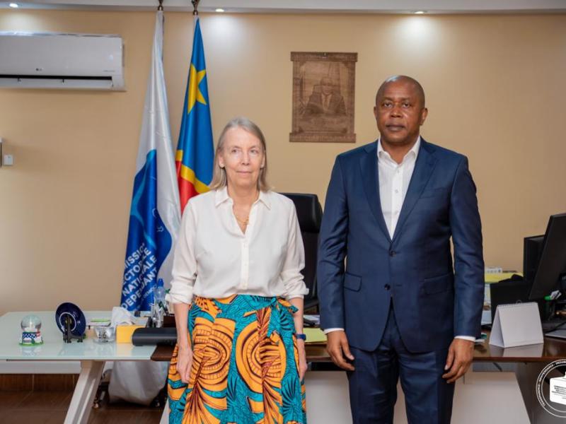 L'ambassadeur des États-Unis en RDC, Mme Lucy Tamlyn et le Président de la CENI, Denis Kadima