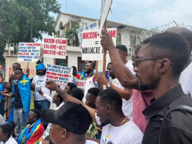Quelques membres des mouvements citoyens manifestent contre l'arrivée du président français à Kinshasa