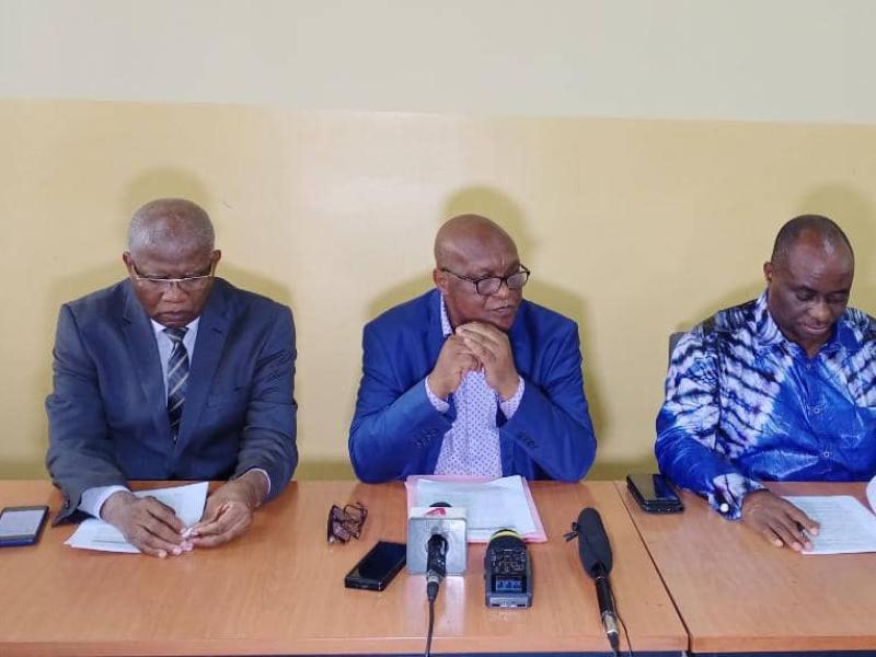 De gauche à droite, le PCA de l'ODEP Mr Florimond Muteba, le Président de l'ACAJ Georges Kapiamba et Abraham Djamba, secrétaire exécutif du REGED