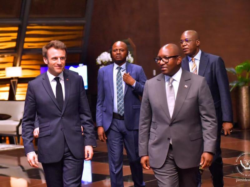 Le Président français acceuilli à l'aéroport international de N'djili par le Premier Ministre Sama et quelques officiels congolais