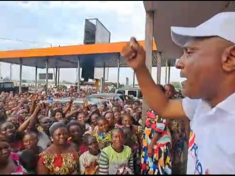 Gecoco Mulumba, président de la Fondation “FOGECO”, devant les femmes de Kingabwa (Limete)