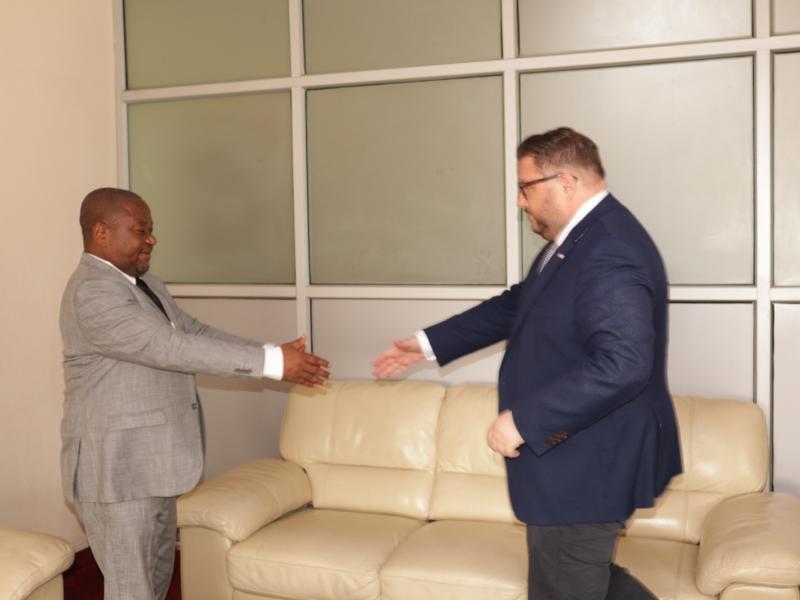 Poignée de main entre le Président de la CNDH, Paul N'sapu Mukulu et l'Ambassadeur de la Suisse en RDC, Chasper Sarott