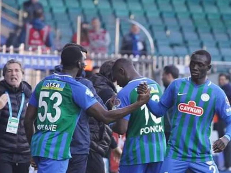 Yannick Bolasie en pleine célébration d'un but avec son coéquipier de Rizespor.