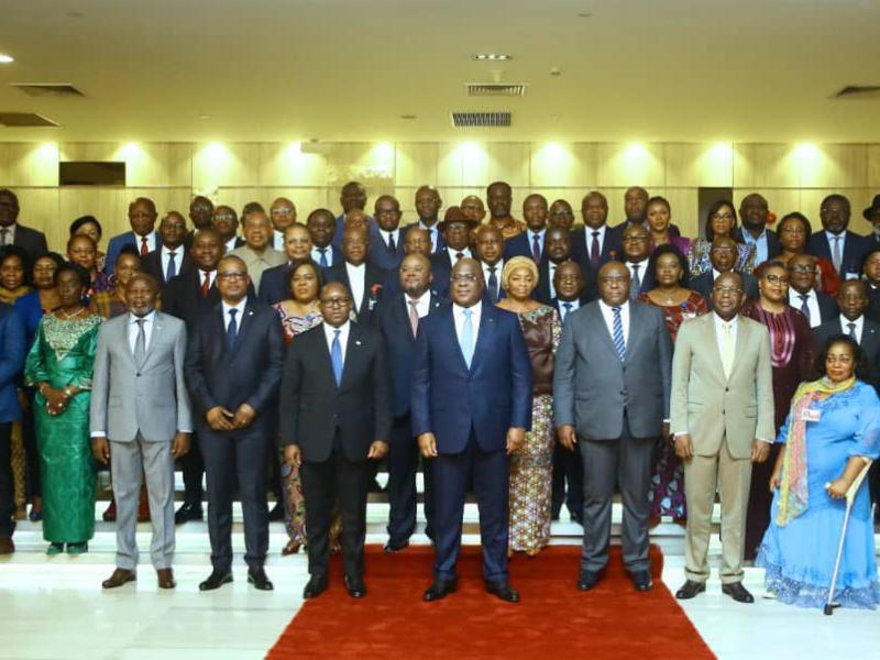 Le Chef de l'État, Félix Tshisekedi entouré de tous les membres du gouvernement à la clôture du séminaire de deux jours à Kinshasa, mercredi 26 avril