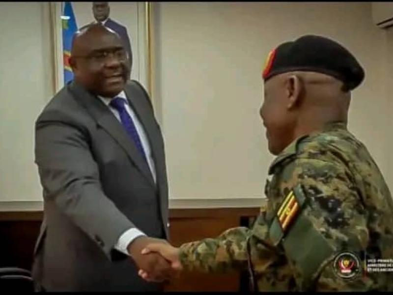 Le VPM en charge de la défense nationale , Jean-Pierre Bemba et le chef d'État major de la force de défense Ougandaise