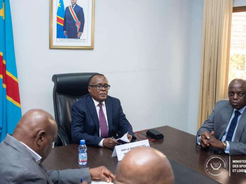 Le ministre des sports, François Claude Kabulo et une délégation de la Fecofa au cours d'une rencontre dans son cabinet