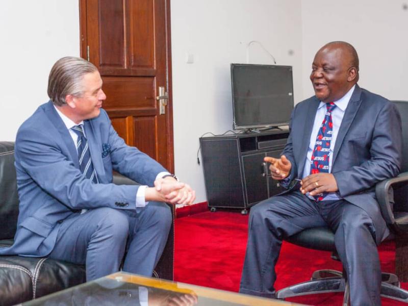 Le ministre d'État en charge de l'intégration régionale Antipas Mbusa Nyamwisi échange avec l'ambassadeur de la Suède en République démocratique du Congo