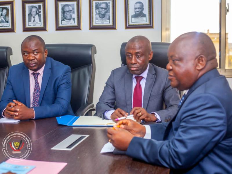 Le ministre d'État Antipas Mbusa Nyamwisi dirige une séance de travail, dans son cabinet