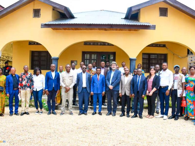 La délégation des PHC, les représentants communautaires, et l’équipe de médiation de l’ICM à Kisangani, en présence de Son Excellence M. Paulin Lendongolia Lebabonga, Vice-Gouverneur de la Province de la Tshopo