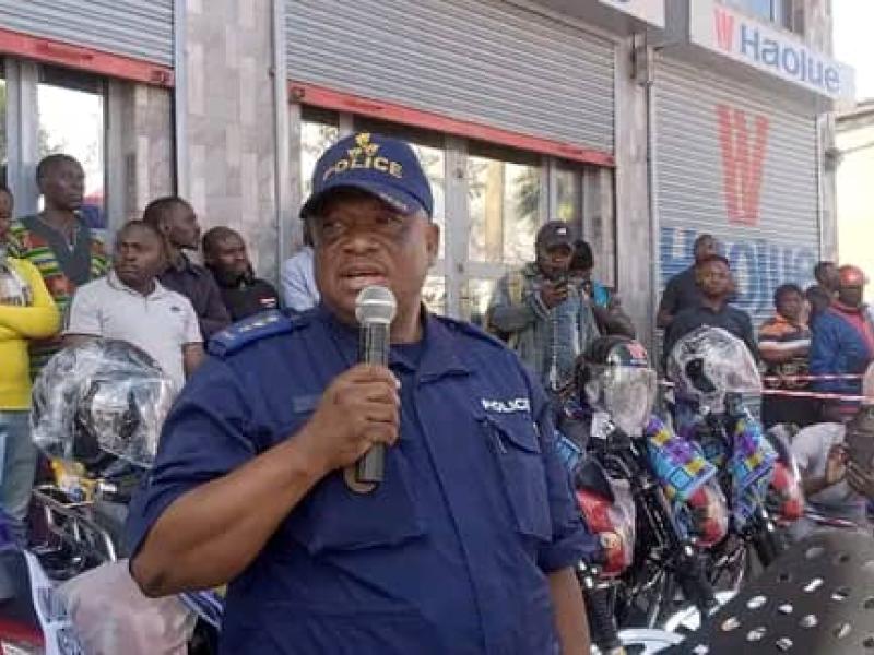 Le Maire ad intérim de la ville de Goma le Commissaire supérieur Principal Kapend Kamand Faustin, devant plusieurs conducteurs notamment des motards [photo d'illustration]