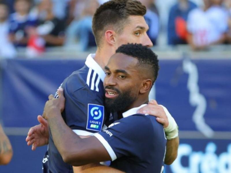 Vital Nsimba en accolade fraternelle avec un des ses coéquipiers de Bordeaux.