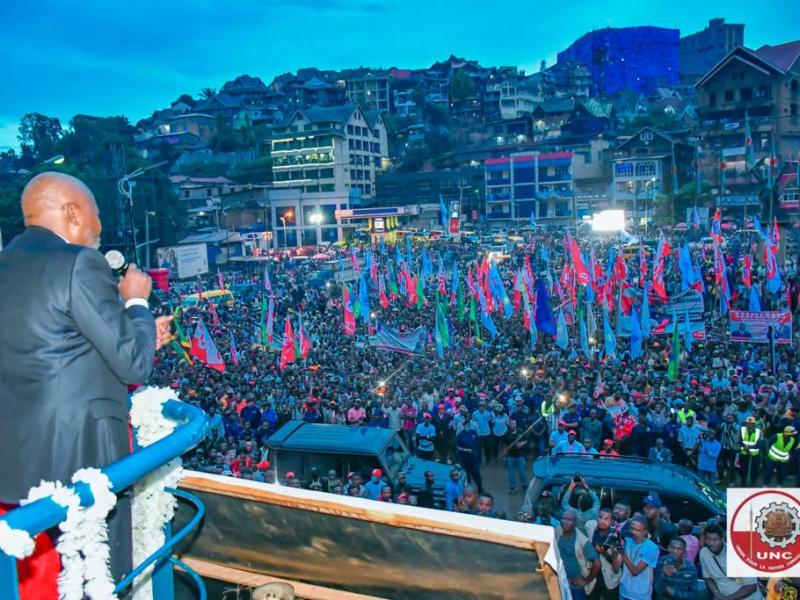 A la tombée de la nuit à Bukavu, Vital Kamerhe devant une foule immense