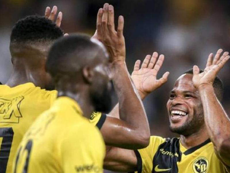 Meschack Elia en pleine célébration d'un but avec ses coéquipiers de Young Boys Berne.