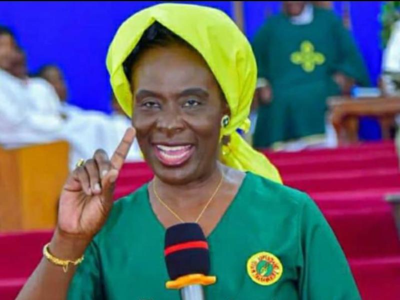 Princesse Adèle Kayinda, ministre d'État chargée du portefeuille devant la chaire de la Cathédrale du Centenaire Protestant lors de son culte d'action de grâce à l'occasion de son anniversaire et sa reconduction au gouvernement Sama2
