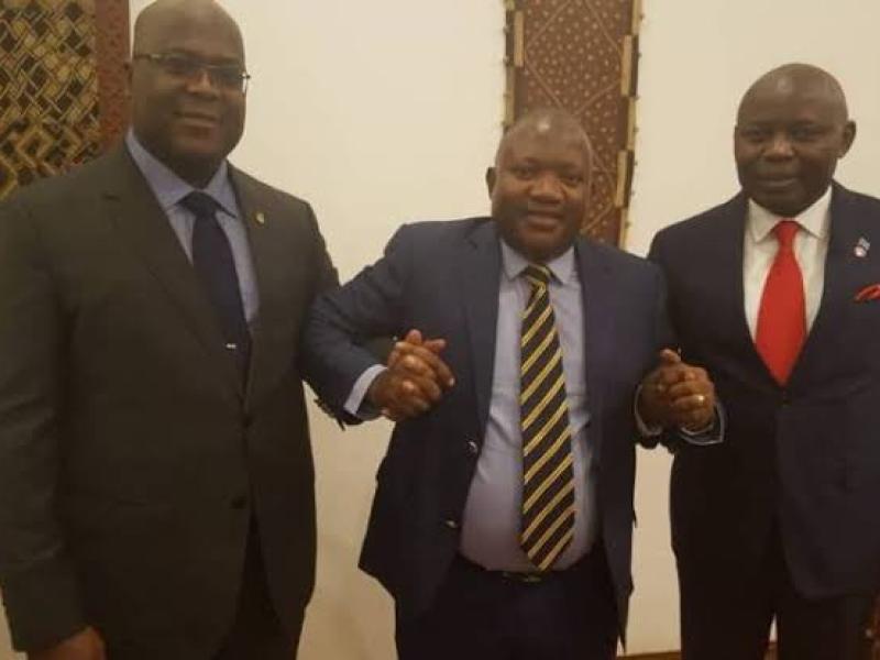 John Ntumba au milieu de Félix Tshisekedi et Vital Kamerhe