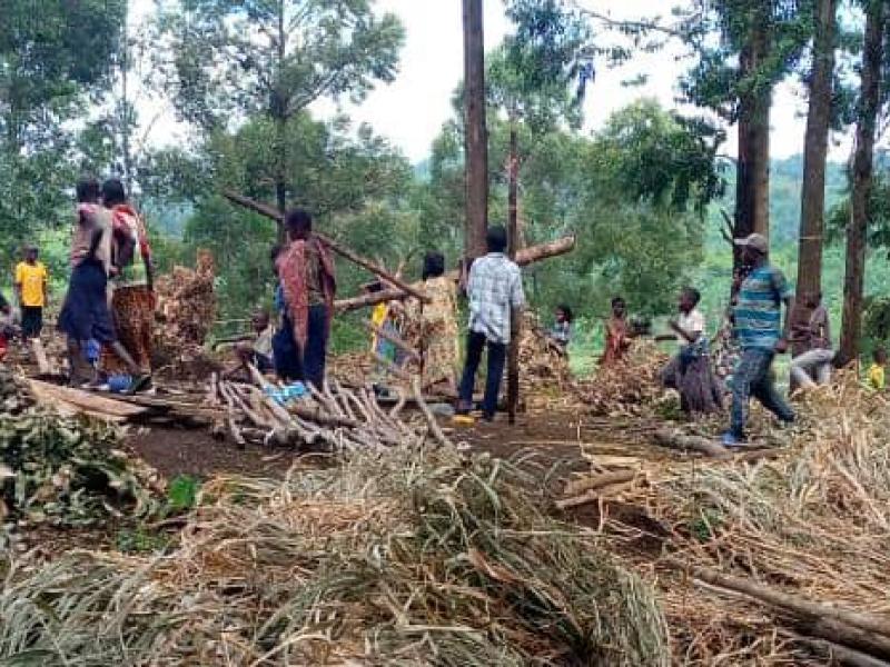 Des habitants de Katale à la quête des bois de chauffage dans la position abandonnée des M23