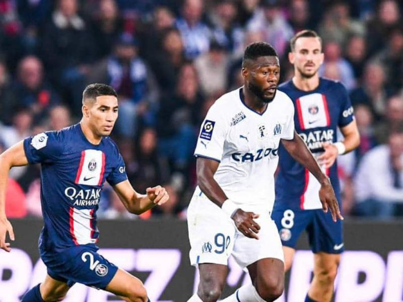 Chancel Mbemba en duel avec Hakimi.
