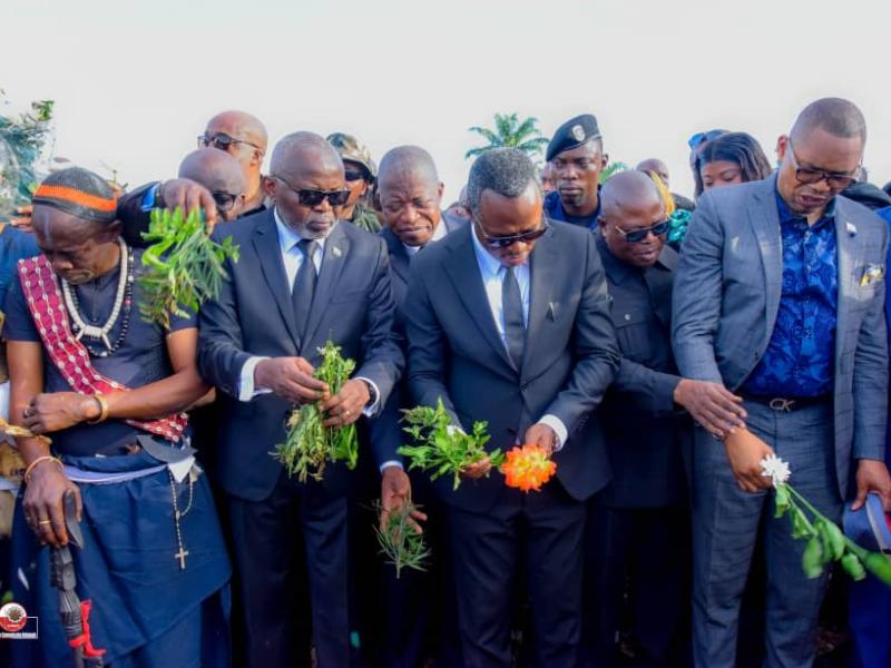 Le VPM de l'économie Vital Kamerhe et le gouverneur du Kasaï-Central déposent leurs gerbes de fleurs dans la tombe de John Ntumba.