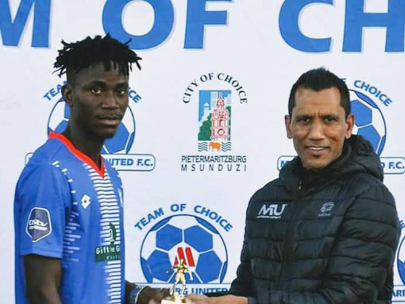 Karim Kimvuidi lors de la réception de son trophée de meilleur joueur du mois de février de Maritzburg United