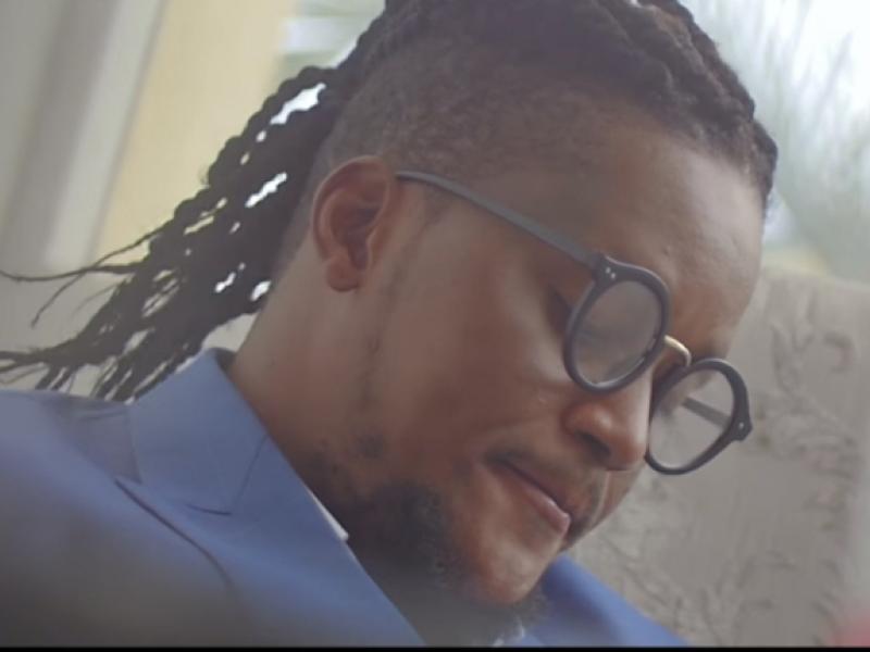 L'artiste musicien, Guy Gola Digital lors du tournage d'un clip.