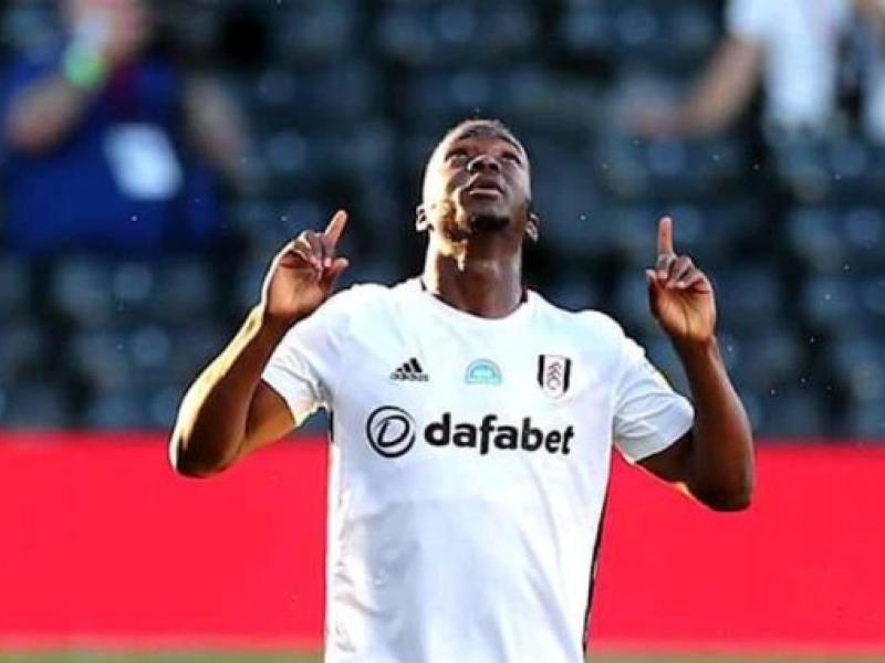 Neeskens Kebano, en pleine célébration d'un but, sous les couleurs de Fulham FC.