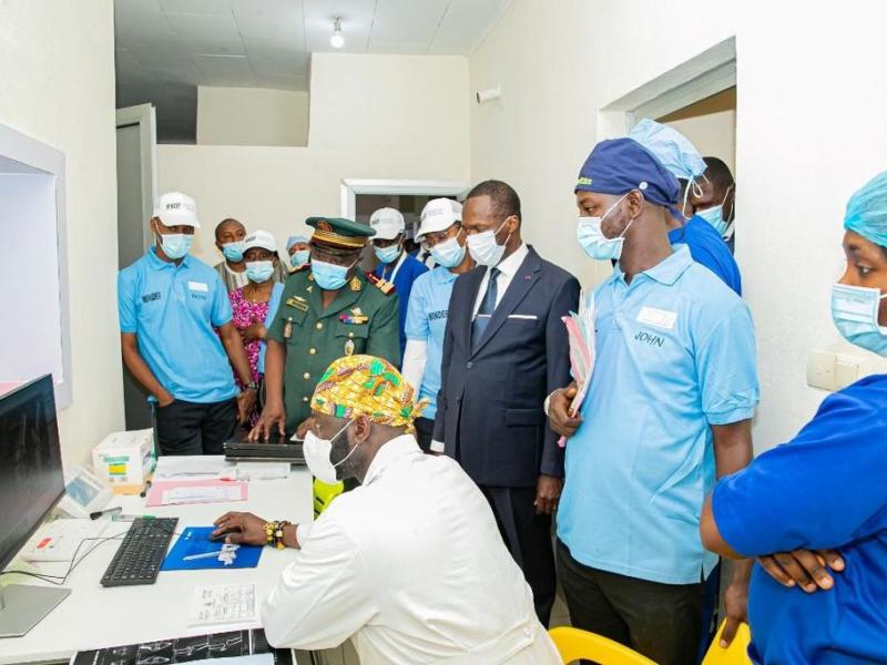 S.E Joseph Beti Assomo, Ministre de la Défense du Cameroun et Dr. Michael Obeng, fondateur de RESTORE à l’Hopital Militaire de Yaoundé lors de la 1ere edition de la semaine humanitaire. [Crédit photo: ASAF]
